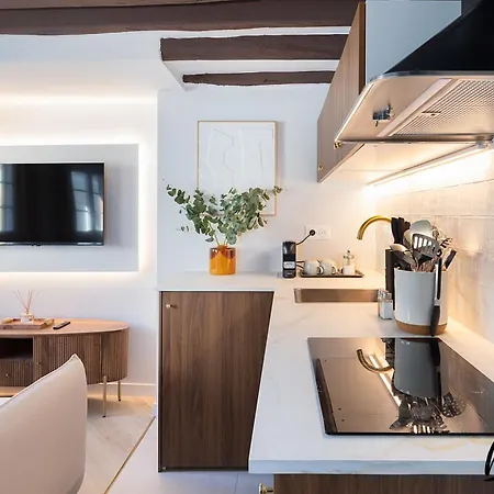 Super Designer One-bedroom - Marais - Free Parking * Paryż