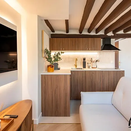 Super Designer One-bedroom - Marais - Free Parking Paryż